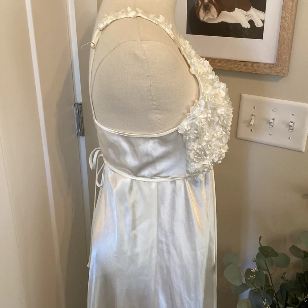 Flora winter white floral appliqué deep vneck tie-waist S bridal nightgown